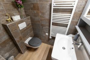 La salle de bains est pourvue de toilettes et d'un lavabo. dans l'établissement Jungle Apartment with 2 Bathrooms, à Budapest