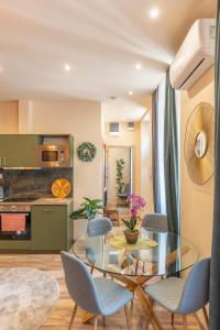 uma sala de jantar e cozinha com uma mesa de vidro e cadeiras em Jungle Apartment with 2 Bathrooms em Budapeste mais 11 fotografias