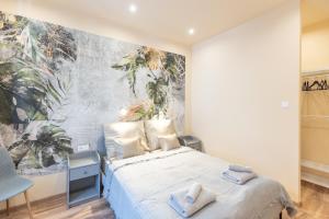 - une chambre avec un lit et une grande peinture murale dans l'établissement Jungle Apartment with 2 Bathrooms, à Budapest