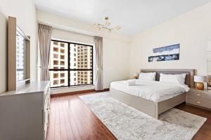 Llit o llits en una habitació de StoneTree - Near Marina Beach - Fully Furnished 1 BR