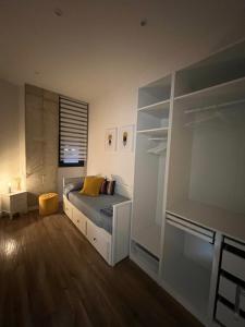 a small bedroom with a bed and a closet at Loft RioArga. Comodidad y Estiloa a 5 min Centro. Nuevo!!! in Pamplona