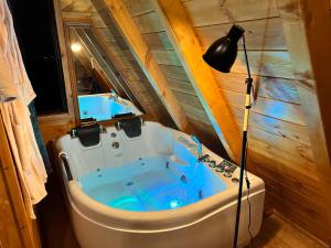 e bagno con vasca e lampada. di Thethi Villas a Theth Altre 37 foto