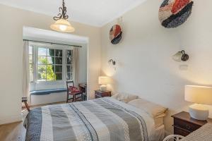 a bedroom with a bed and a window at Juliana's Cottage 4 Bedroom Katoomba Home in Katoomba