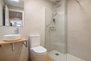 y baño con ducha, aseo y lavamanos. en VLC Host - Gulliver Riverside en Valencia