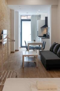 sala de estar con sofá y mesa en VLC Host - Gulliver Riverside en Valencia