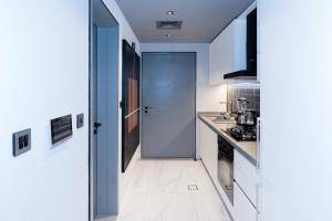 Kuchyň nebo kuchyňský kout v ubytování Lux Studio in Downtown, 5 mins to Burj Khalifa & Dubai Mall - MAG318