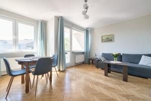 ソポトにあるDom & House - Apartment Monte Cassino Familyのリビングルーム(青いソファ、テーブル付)