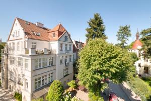 an aerial view of a large white building at Dom & House - Apartment Monte Cassino Family in Sopot