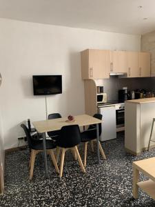 Køkken eller tekøkken på Appartement au coeur du quartier de la Roquette + 10 billeder