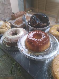 une table recouverte de différents types de beignets sur des assiettes dans l'établissement Pousada Angel's It, à Torres