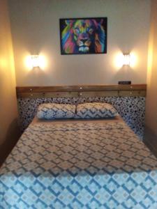 Ce lit se trouve dans un dortoir orné d'une peinture murale. dans l'établissement Pousada Angel's It, à Torres