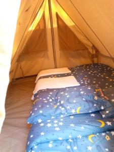 ein paar Kissen auf einem Bett in einem Zelt in der Unterkunft SOFA CAMP NAIVASHA in Naivasha