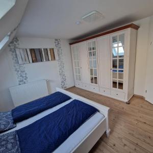 a bedroom with a bed and a large window at Ferienwohnung Lerchi's Ankerplatz in Barßel