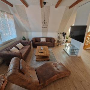 ein Wohnzimmer mit einem Sofa und einem Couchtisch in der Unterkunft Ferienwohnung Lerchi's Ankerplatz in Barßel