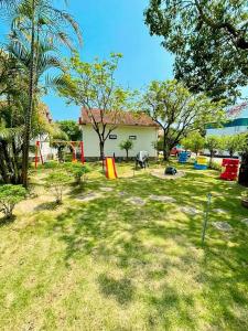 un cortile con una casa e un parco giochi di Hoa Lu Garden a Ninh Binh