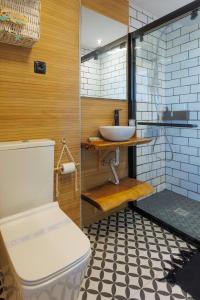 une salle de bain avec des toilettes blanches et un lavabo dans l'établissement EL VELERO, à Corralejo