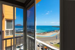 une vue sur l'océan depuis un balcon dans l'établissement EL VELERO, à Corralejo
