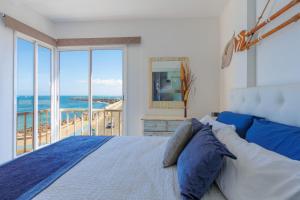 une chambre avec un lit avec vue sur l'océan dans l'établissement EL VELERO, à Corralejo
