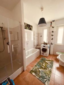 uma casa de banho com um chuveiro, uma banheira e um lavatório. em B&BMagicHouse em Novara