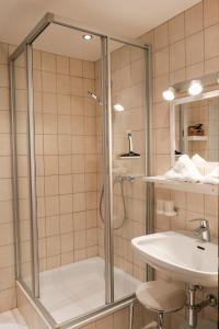 W łazience znajduje się prysznic i umywalka. w obiekcie Landhaus Haid w mieście Seefeld in Tirol