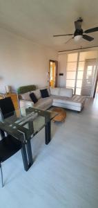 - un salon avec un canapé et une table dans l'établissement Appartamento policlinico San Donato Milanese, à San Giuliano Milanese