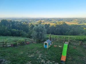 einen Garten mit Spielplatz und Spielplatz in der Unterkunft Gîte de Lamothe in Pimbo