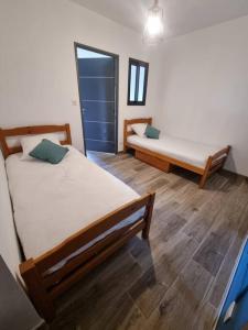 a room with two beds and a mirror at Gîte de Lamothe in Pimbo