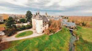 eine Luftansicht einer großen Burg auf einem Feld in der Unterkunft Le Moulin du Château de Horgues in Horgues