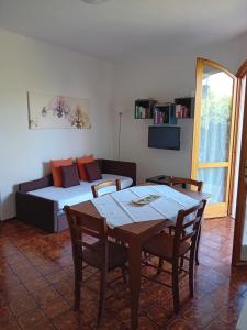 a living room with a table and a bed at Il Glicine sul Garda Appartamento Turistico in Peschiera del Garda