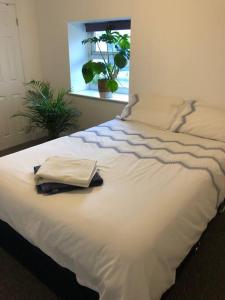 Central Morecambe, minimalist seaside flat N.1 tesisinde bir odada yatak veya yataklar