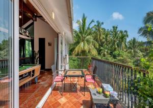 - Balcón con mesa y mesa de billar en SaffronStays Osaree, Kihim - pet-friendly pool villa perfect for a workcation, en Alibaug