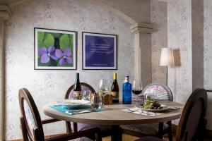 a dining room table with wine bottles and glasses at Hotel Aroi Bierzo Plaza in Ponferrada