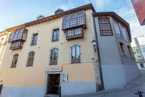 a building with windows on the side of it at Hotel Aroi Bierzo Plaza in Ponferrada