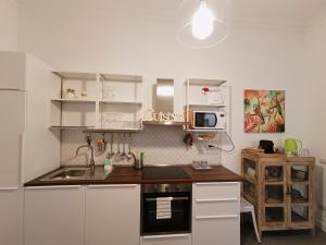 A kitchen or kitchenette at La tua casa a Piazza del Popolo