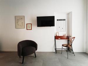 A television and/or entertainment centre at La tua casa a Piazza del Popolo