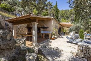 a stone house with a table and chairs in a yard at Villa Son 3 in Mancor del Valle