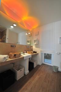 a bathroom with two sinks and a large mirror at Zeno Suites in San Zeno di Montagna
