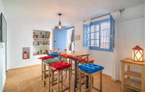 - une salle à manger avec une table et des tabourets dans l'établissement 5 Bedroom Nice Home In Villanueva De Algaidas, à Villanueva de Algaidas