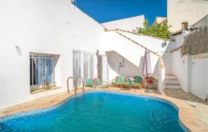 - une piscine dans l'arrière-cour d'une maison dans l'établissement 5 Bedroom Nice Home In Villanueva De Algaidas, à Villanueva de Algaidas