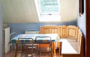 jadalnia ze stołem i krzesłami oraz oknem w obiekcie Awesome Apartment In Stezyca With Kitchenette w mieście Stężyca