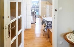 przedpokój z kuchnią, stołem i drzwiami w obiekcie Awesome Apartment In Stezyca With Kitchenette w mieście Stężyca
