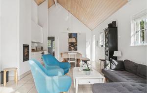 ein Wohnzimmer mit blauen Stühlen und einem Sofa in der Unterkunft Amazing Home In Gjern With Kitchen in Gjern