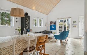 jadalnia i salon ze stołem i krzesłami w obiekcie Amazing Home In Gjern With Kitchen w mieście Gjern