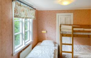 - une chambre avec 2 lits superposés et une fenêtre dans l'établissement Cozy Home In Edsbruk With Ethernet Internet, à Edsbruk