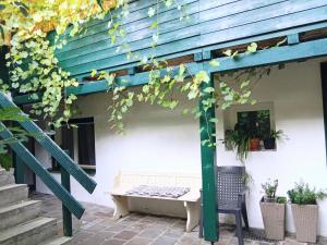 a patio with a table and a bench under a pergola at Apartment mit 1 Schlafzimmer in Altstadthaus in Sankt Veit an der Glan