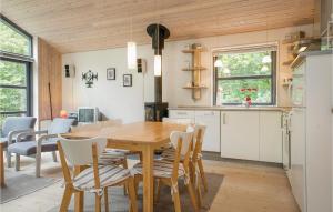 OddeにあるAwesome Home In Hadsund With Kitchenのキッチン、ダイニングルーム(木製のテーブルと椅子付)