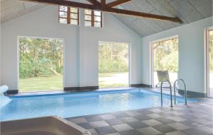 Bazén v ubytování Amazing Home In Lkken With Wifi nebo v jeho okolí