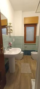 een badkamer met 2 wastafels en een toilet bij La Dimora del Lago in Genzano di Roma