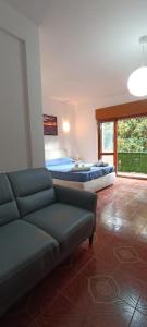 een woonkamer met 2 bedden en een bank bij La Dimora del Lago in Genzano di Roma