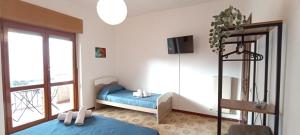 een slaapkamer met een blauw bed en een spiegel bij La Dimora del Lago in Genzano di Roma